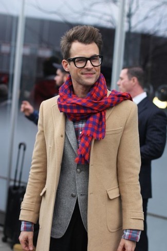 С чем носить красно-черный шарф в шотландскую клетку мужчине: Такое лаконичное и практичное сочетание базовых вещей, как бежевое длинное пальто и красно-черный шарф в шотландскую клетку, полюбится молодым людям, которые любят проводить дни в постоянном движении.