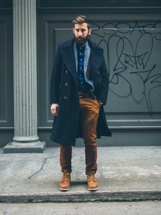 Как носить темно-серый шерстяной пиджак с темно-синим длинным пальто: Для создания элегантного мужского вечернего образа прекрасно подойдет темно-синее длинное пальто и темно-серый шерстяной пиджак. Закончи ансамбль светло-коричневыми кожаными рабочими ботинками, если боишься, что он получится слишком вычурным.