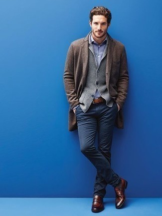 С чем носить серый вязаный пиджак в 30 лет мужчине в стиле смарт-кэжуал: Образ из серого вязаного пиджака и темно-синих брюк чинос позволит выглядеть по моде, а также выразить твой индивидуальный стиль. Не прочь привнести в этот наряд толику классики? Тогда в качестве дополнения к этому образу, выбирай коричневые кожаные лоферы.