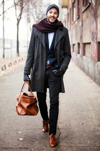 Как носить черные классические брюки с темно-коричневыми кожаными оксфордами: Темно-серое длинное пальто в сочетании с черными классическими брюками — прекрасный пример делового городского стиля. Вкупе с этим образом удачно смотрятся темно-коричневые кожаные оксфорды.