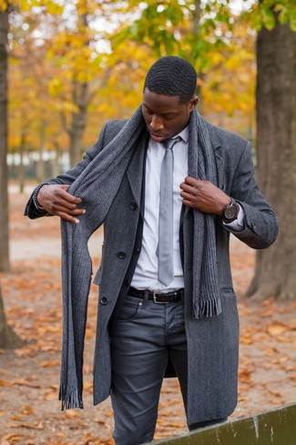 С чем носить темно-серый пиджак в 30 лет мужчине в холод: Если не знаешь, что надеть на учебу или на работу, темно-серый пиджак и темно-серые джинсы — великолепный вариант.