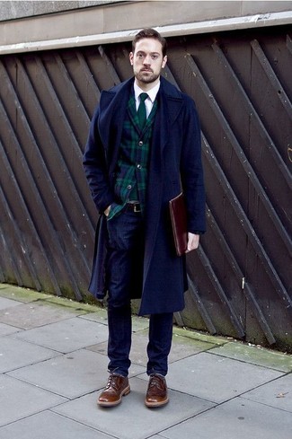 С чем носить темно-сине-зеленый пиджак мужчине в холод: Темно-сине-зеленый пиджак и темно-синие джинсы прочно обосновались в гардеробе многих парней, позволяя создавать яркие и стильные луки. Такой лук обретает новое прочтение в тандеме с коричневыми кожаными брогами.