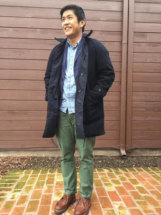 С чем носить синий хлопковый пиджак в 30 лет мужчине в прохладную погоду в стиле смарт-кэжуал: Синий хлопковый пиджак и оливковые брюки карго — рассмотри этот вариант, если не боишься чувствовать себя в центре внимания. Коричневые кожаные ботинки дезерты чудесно дополнят этот образ.