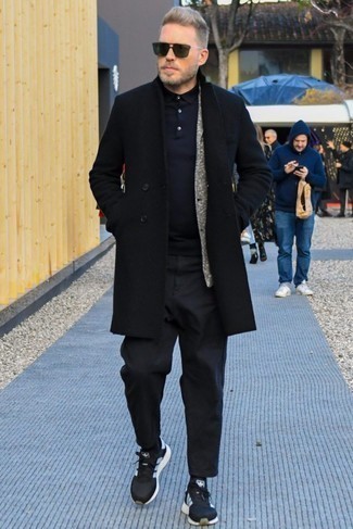 Как носить темно-серый шерстяной пиджак с черными брюками чинос в 30 лет в прохладную погоду: Составив лук из темно-серого шерстяного пиджака и черных брюк чинос, получишь подходящий мужской лук для неофициальных встреч после работы. Дерзкие мужчины завершат ансамбль черными кроссовками.