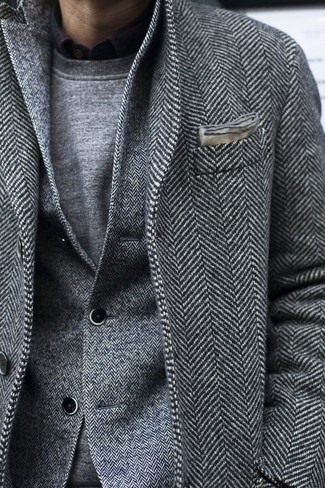 Как носить серое длинное пальто с узором "в ёлочку" с серым шерстяным пиджаком с узором "в ёлочку" зима: Серое длинное пальто с узором "в ёлочку" и серый шерстяной пиджак с узором "в ёлочку" — обязательные вещи в базовом мужском гардеробе. Сунуть нос на улицу, когда на дворе страшный холод, в таком луке будет определенно приятнее.