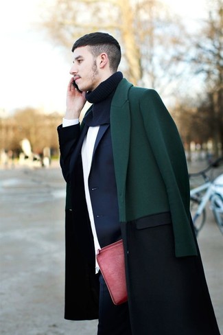 С чем носить синий вязаный шарф в 30 лет мужчине в прохладную погоду: Если ты делаешь ставку на комфорт и функциональность, темно-зеленое длинное пальто и синий вязаный шарф — прекрасный вариант для стильного мужского образа на каждый день.