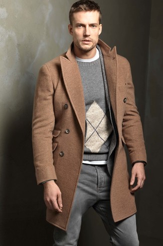 Как носить светло-коричневое длинное пальто с темно-серыми джинсами в холод: Светло-коричневое длинное пальто и темно-серые джинсы — великолепный вариант для воплощения мужского лука в стиле business casual.