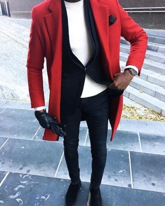 С чем носить черные кожаные перчатки в 30 лет мужчине в стиле смарт-кэжуал: Если у тебя запланирован сумасшедший день, сочетание красного длинного пальто и черных кожаных перчаток позволит создать практичный ансамбль в непринужденном стиле. Если ты не боишься сочетать в своих луках разные стили, из обуви можешь надеть черные замшевые ботинки челси.