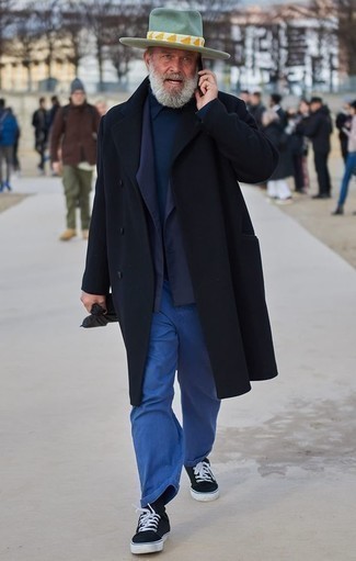 С чем носить оливковую шляпу мужчине в прохладную погоду: Сочетание черного длинного пальто и оливковой шляпы - очень практично, и поэтому идеально для повседневой носки. Что до обуви, черно-белые низкие кеды из плотной ткани — наиболее приемлимый вариант.