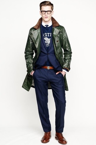 С чем носить темно-бирюзовое пальто мужчине в стиле смарт-кэжуал: Комбо из темно-бирюзового пальто и темно-синих классических брюк — превосходный пример изысканного мужского стиля. Этот образ обретет новое прочтение в сочетании с табачными кожаными брогами.