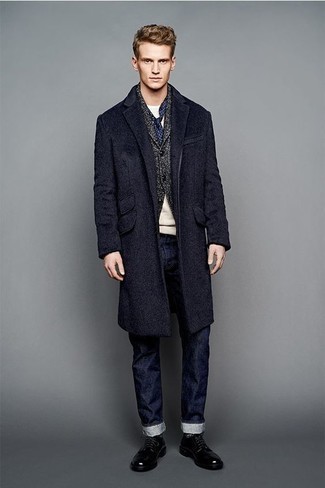 Какие длинные пальто носить с темно-синими джинсами в 20 лет в прохладную погоду: Длинное пальто и темно-синие джинсы выигрышно впишутся в любой мужской образ — расслабленный повседневный образ или же строгий вечерний. И почему бы не привнести в повседневный ансамбль толику изысканности с помощью черных кожаных туфель дерби?