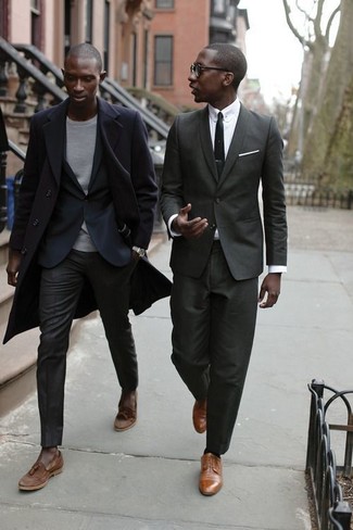 С чем носить коричневые туфли мужчине в прохладную погоду: Черное длинное пальто в сочетании с черными классическими брюками позволит создать модный и привлекательный лук. В сочетании с этим образом наиболее уместно смотрятся коричневые туфли.