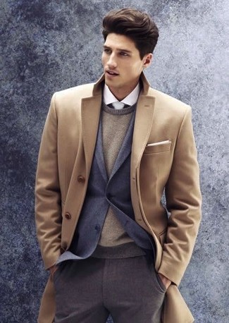 Модный лук: светло-коричневое длинное пальто, темно-серый пиджак, светло-коричневый свитер с круглым вырезом, белая классическая рубашка