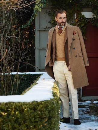 Какие пиджаки носить с светло-коричневым длинным пальто за 40 лет: Светло-коричневое длинное пальто в сочетании с пиджаком поможет реализовать строгий деловой стиль. Не прочь сделать образ немного строже? Тогда в качестве обуви к этому луку, стоит обратить внимание на темно-коричневые замшевые оксфорды.