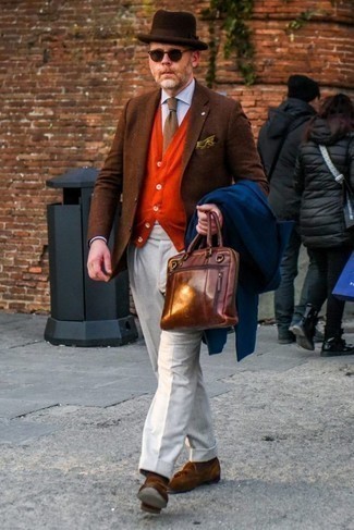 С чем носить коричневые замшевые лоферы за 40 лет мужчине: Любой мужчина будет выглядеть отменно в темно-синем длинном пальто и белых классических брюках. Чтобы лук не получился слишком зализанным, можно завершить его коричневыми замшевыми лоферами.