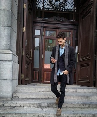 С чем носить светло-коричневые замшевые повседневные ботинки мужчине зима: Черное длинное пальто в сочетании с черными джинсами — хороший пример непринужденного офисного стиля для парней. Весьма уместно здесь выглядят светло-коричневые замшевые повседневные ботинки. Если ты в поисках модного ансамбля на холодное время года, этот лук придется тебе по вкусу.
