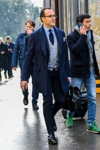 Как носить серый пиджак в шотландскую клетку с темно-синими классическими брюками за 40 лет мужчине в прохладную погоду в деловом стиле: Сочетание серого пиджака в шотландскую клетку и темно-синих классических брюк — олицетворение изысканного мужского стиля. В паре с этим образом наиболее выгодно выглядят черные кожаные монки с двумя ремешками.