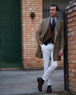 С чем носить белые джинсы за 40 лет мужчине осень: Коричневое длинное пальто с узором "гусиные лапки" и белые джинсы — обязательные вещи в по модем мужском гардеробе. В сочетании с темно-коричневыми кожаными туфлями дерби такой образ выглядит особенно удачно. Привлекательный осенний образ, подобный этому — один из самых легких способов поднять себе настроение и зарядиться энергией даже в непогожий осенний день.