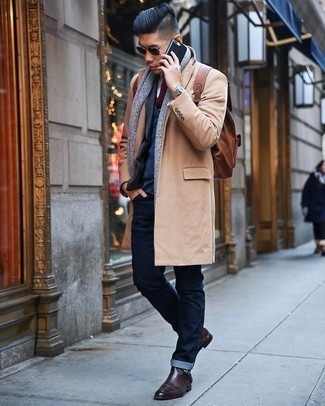 С чем носить темно-красный галстук в 30 лет мужчине зима в стиле смарт-кэжуал: Комбо из светло-коричневого длинного пальто и темно-красного галстука позволит создать стильный и в то же время утонченный лук. Чтобы образ не получился слишком претенциозным, можешь дополнить его темно-коричневыми кожаными ботинками челси. Если ты не хочешь жертвовать стилем даже в зимний период, это сочетание вещей однозначно придется тебе по вкусу.