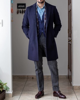 Какие пиджаки носить с темно-синим трикотажным жилетом мужчине в холод: Несмотря на то, что это весьма консервативный лук, образ из пиджака и темно-синего трикотажного жилета всегда будет нравиться стильным молодым людям, но также пленяет при этом сердца барышень. В этот образ легко интегрировать темно-красные кожаные туфли дерби.