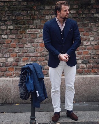 Как носить белую классическую рубашку в вертикальную полоску с темно-синим пиджаком в 30 лет мужчине в прохладную погоду: Темно-синий пиджак и белая классическая рубашка в вертикальную полоску — хороший вариант для воплощения мужского образа в стиле business casual. Теперь почему бы не привнести в повседневный лук толику консерватизма с помощью темно-коричневых замшевых лоферов?