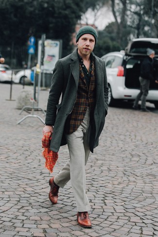 Какие классические брюки носить с табачными оксфордами в 30 лет зима: Несмотря на то, что это весьма выдержанный образ, дуэт темно-зеленого длинного пальто и классических брюк всегда будет выбором стильных мужчин, покоряя при этом дамские сердца. Пара табачных оксфордов поможет сделать образ более законченным. Этот лук может стать прекрасным решением, если на улице сильный мороз.