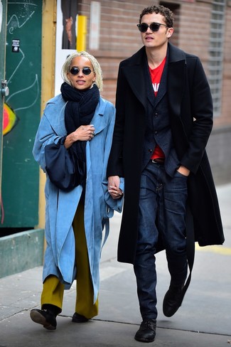 Какие длинные пальто носить с синим пиджаком в 20 лет в холод: Длинное пальто в сочетании с синим пиджаком — превосходный пример делового городского стиля. Вкупе с этим ансамблем прекрасно смотрятся черные кожаные туфли дерби.