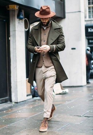 С чем носить коричневый шерстяной пиджак мужчине в стиле смарт-кэжуал: Коричневый шерстяной пиджак и бежевые брюки чинос — обязательные вещи в модном мужском гардеробе. В паре с коричневыми замшевыми низкими кедами весь образ выглядит очень динамично.