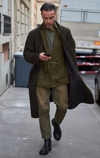 С чем носить темно-зеленую бандану за 50 лет мужчине осень: Если ты ценишь удобство и функциональность, черное длинное пальто и темно-зеленая бандана — великолепный выбор для привлекательного повседневного мужского лука. Любители необычных луков могут завершить лук черными кожаными ботинками челси, тем самым добавив в него чуточку изысканности. Это превосходный образ, который прекрасно подходит для межсезонной погоды.