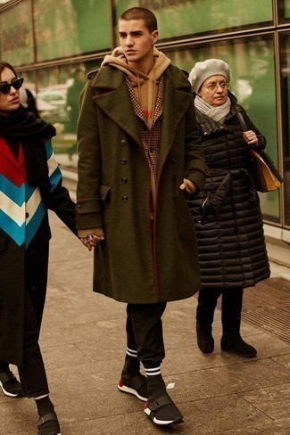 Какие кроссовки носить с оливковым длинным пальто в прохладную погоду: Оливковое длинное пальто и черные брюки чинос — необходимые вещи в арсенале парней с чувством стиля. Этот образ органично дополнят кроссовки.