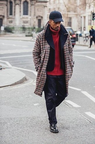 С чем носить красное длинное пальто в шотландскую клетку осень: Если ты приписываешь себя к той немногочисленной группе джентльменов, которые каждый день стараются одеваться безупречно стильно, тебе подойдет дуэт красного длинного пальто в шотландскую клетку и черных брюк чинос. Хотел бы сделать образ немного строже? Тогда в качестве обуви к этому ансамблю, выбирай черные кожаные туфли дерби. Этот образ отлично подойдет для осенней погоды.