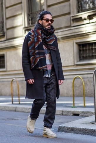 С чем носить темно-сине-красный шарф мужчине весна: Если ты делаешь ставку на удобство и функциональность, темно-синее длинное пальто и темно-сине-красный шарф — классный вариант для расслабленного мужского образа на каждый день. Любишь эксперименты? Заверши лук белыми кожаными ботинками дезертами. Когда зимний сезон уходит и сменяется более теплой погодой, мы сбрасываем тяжелые дубленки и толстые куртки и хотим выглядеть по-весеннему притягательно и по моде,. Подобный образ будет отличным вдохновением.