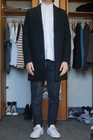 Какие низкие кеды носить с темно-серыми брюками чинос в 30 лет: Черное длинное пальто будет выглядеть отлично в сочетании с темно-серыми брюками чинос. В тандеме с низкими кедами весь лук выглядит очень живо.