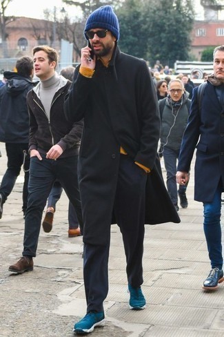 С чем носить темно-синюю шапку в 30 лет мужчине в прохладную погоду: Черное длинное пальто и темно-синяя шапка — хороший выбор для насыщенного выходного дня. Дополнив лук темно-бирюзовыми кроссовками, можно привнести в него немного непринужденности.