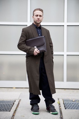 Какие низкие кеды носить с темно-коричневым длинным пальто: Комбо из темно-коричневого длинного пальто и темно-синих брюк чинос может стать классным офисным луком. Смелые мужчины закончат ансамбль низкими кедами.
