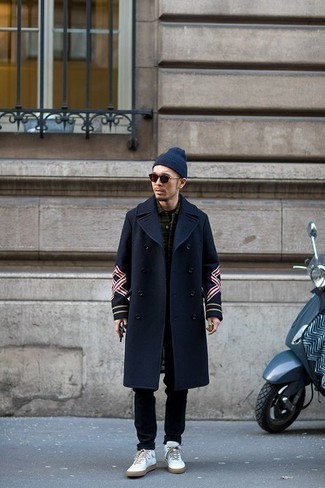 С чем носить кожаные высокие кеды в 30 лет мужчине в холод в стиле смарт-кэжуал: Темно-синее длинное пальто в паре с черными брюками чинос безусловно будет обращать на себя взгляды прекрасного пола. кожаные высокие кеды добавят луку расслабленности и динамичности.