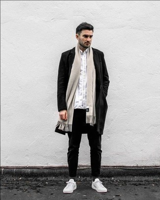 С чем носить светло-коричневый шарф в 30 лет мужчине: Черное длинное пальто и светло-коричневый шарф — стильный выбор парней, которые всегда в движении. Вкупе с этим ансамблем выигрышно будут выглядеть белые низкие кеды из плотной ткани.
