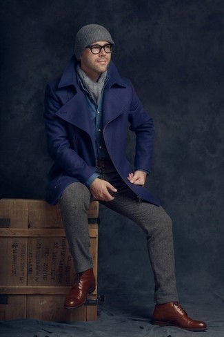 С чем носить темно-синее длинное пальто: Любителям стиля smart casual придется по вкусу образ из темно-синего длинного пальто и серых шерстяных брюк чинос. Пара коричневых кожаных ботинок броги позволит сделать образ более законченным.