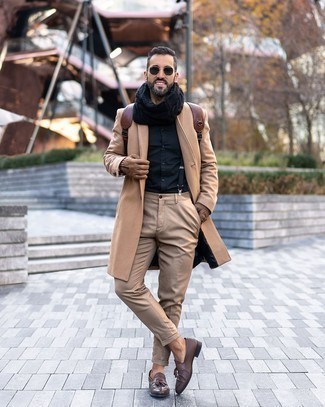 С чем носить коричневый рюкзак в 30 лет мужчине в холод: Если в одежде ты делаешь ставку на комфорт и функциональность, светло-коричневое длинное пальто и коричневый рюкзак — превосходный выбор для модного мужского ансамбля на каждый день. Хотел бы добавить сюда нотку классики? Тогда в качестве обуви к этому ансамблю, стоит выбрать темно-коричневые кожаные лоферы с кисточками.