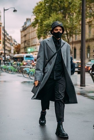 С чем носить ботинки мужчине в холод: Серое длинное пальто будет выглядеть отлично в сочетании с черными брюками чинос. Ботинки — хороший выбор, чтобы закончить образ.