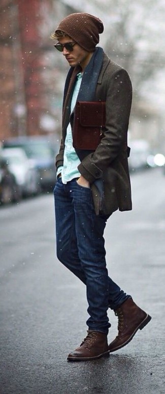 Модный лук: темно-коричневое длинное пальто, мятная рубашка с длинным рукавом, темно-синие джинсы, темно-коричневые кожаные ботинки броги