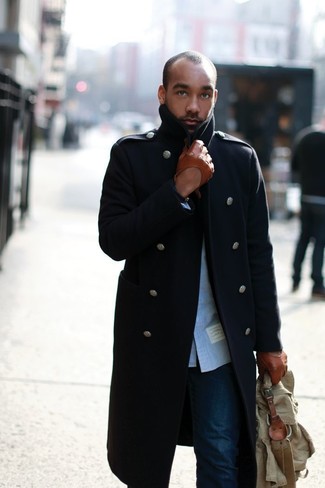Как носить темно-синие джинсы с темно-синим длинным пальто в теплую погоду в стиле смарт-кэжуал: Ансамбль из темно-синего длинного пальто и темно-синих джинсов позволит реализовать в твоем ансамбле городской стиль современного мужчины.