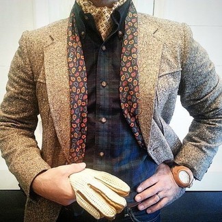 С чем носить золотую бандану в 30 лет мужчине в холод: Коричневое длинное пальто и золотая бандана — замечательная формула для создания стильного и незамысловатого ансамбля.