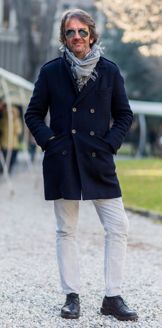 Как носить длинное пальто с туфлями дерби: Длинное пальто и белые джинсы — необходимые вещи в идеальном мужском гардеробе. Закончив ансамбль туфлями дерби, можно получить занятный результат.