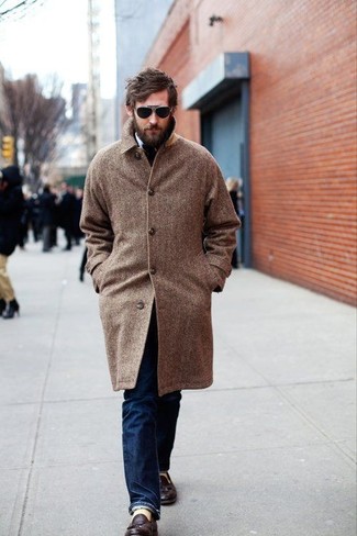 С чем носить темно-коричневое длинное пальто в 30 лет в стиле смарт-кэжуал: Если ты принадлежишь к той когорте джентльменов, которые любят выглядеть с иголочки, тебе придется по вкусу тандем темно-коричневого длинного пальто и темно-синих джинсов. Если тебе нравится соединять в своих образах разные стили, на ноги можно надеть темно-коричневые кожаные лоферы с кисточками.