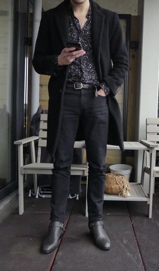 Какие джинсы носить с черно-белой рубашкой с длинным рукавом в 30 лет мужчине осень в стиле смарт-кэжуал: Черно-белая рубашка с длинным рукавом и джинсы помогут составить нескучный и стильный лук. Дополнив образ серыми кожаными ботинками челси, получим неожиданный результат. Остановив выбор на таком осеннем ансамбле, ты обязательно будешь выглядеть отменно.