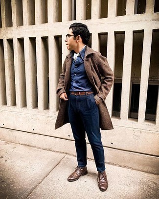 С чем носить коричневое длинное пальто в клетку в прохладную погоду: Дуэт коричневого длинного пальто в клетку и темно-синих джинсов позволит выглядеть модно, но при этом выразить твою индивидуальность. Думаешь сделать образ немного элегантнее? Тогда в качестве дополнения к этому луку, стоит выбрать коричневые кожаные ботинки броги.