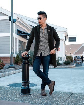 С чем носить черное длинное пальто в 30 лет в стиле смарт-кэжуал: Комбо из черного длинного пальто и темно-синих джинсов прекрасно подойдет для офиса. В паре с этим луком наиболее гармонично смотрятся темно-коричневые замшевые повседневные ботинки.