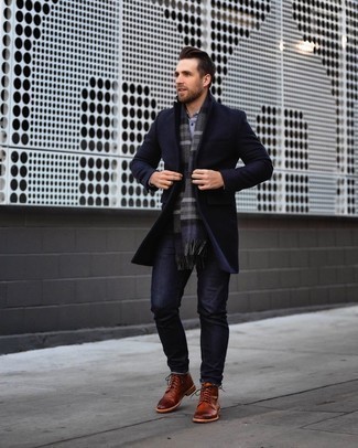 С чем носить темно-синее длинное пальто: Если ты из той категории джентльменов, которые разбираются в моде, тебе подойдет сочетание темно-синего длинного пальто и темно-синих джинсов. В качестве обуви сюда напрашиваются табачные кожаные повседневные ботинки.