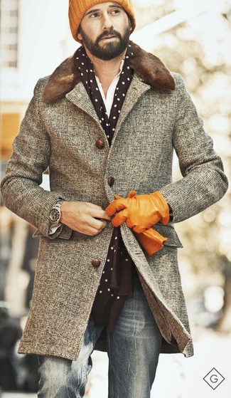 С чем носить коричневый шарф в горошек мужчине: Сочетание серого длинного пальто с узором "гусиные лапки" и коричневого шарфа в горошек - очень практично, и поэтому великолепно подходит для воплощения интересного повседневного стиля.